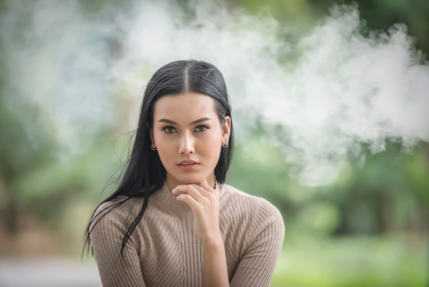 Portret van schoonheid jonge vrouw zitten in het park