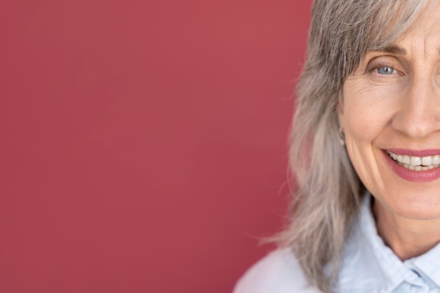 Portret van senior grijsharige smiley vrouw