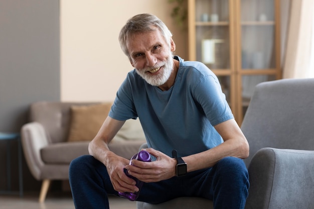 Portret van senior man klaar om thuis te trainen