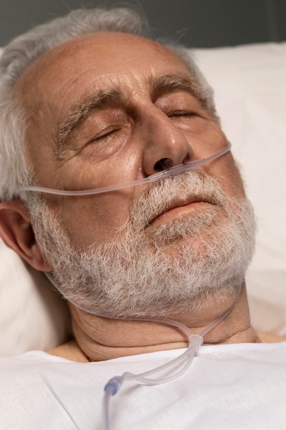 Gratis foto portret van senior man met ademhalingsproblemen