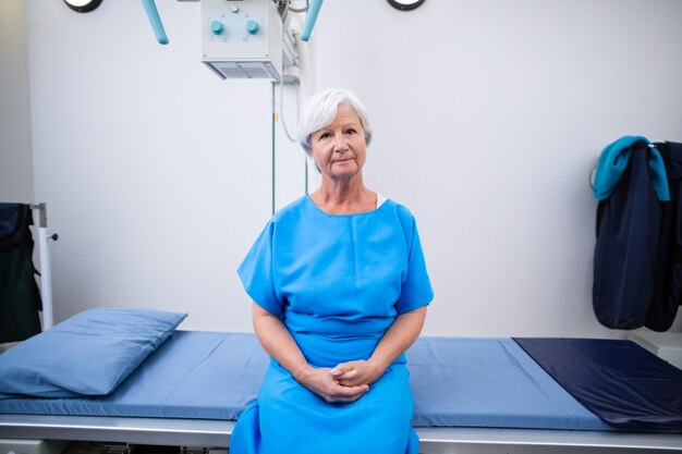 Portret van senior vrouw die een x-ray test ondergaat