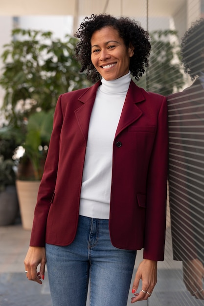 Portret van senior vrouw in professionele blazer buitenshuis