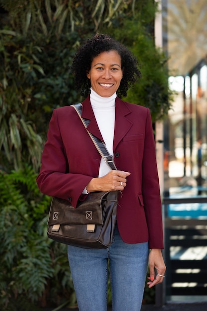 Portret van senior vrouw in professionele blazer buitenshuis