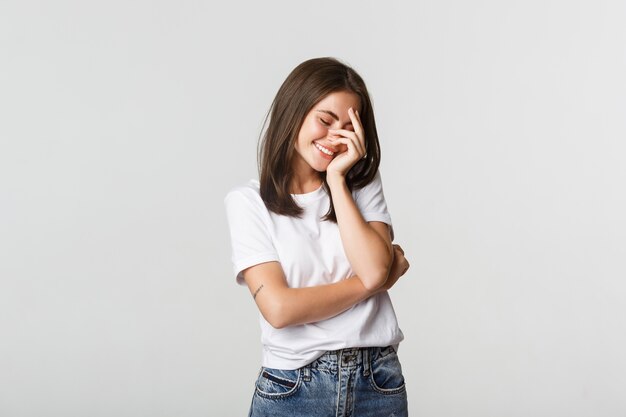 Portret van sensuele mooie brunette meisje flirterige glimlachen en blozen.