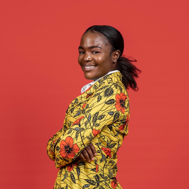 Gratis foto portret van smiley afrikaanse vrouw in bloemenlaag