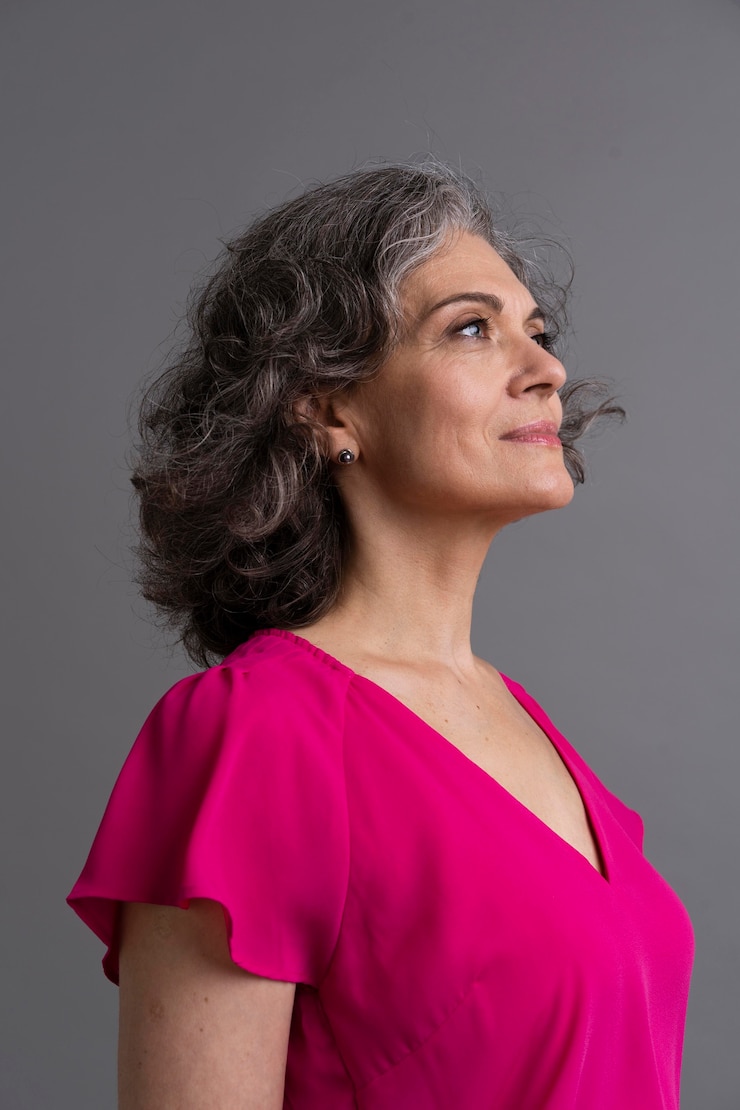Gratis Foto portret van smiley stijlvolle senior woman
