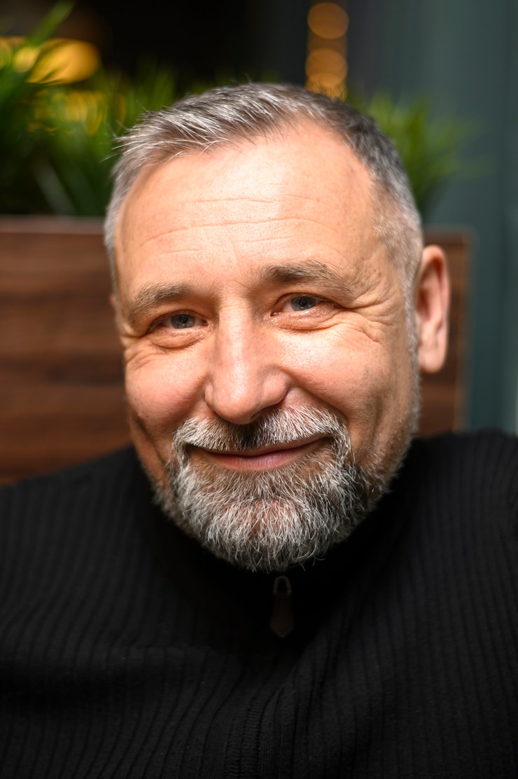 Gratis Foto portret van smiley volwassen man