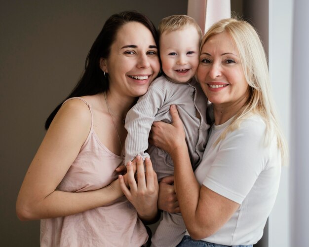 Portret van smileygrootmoeder met moeder en kind