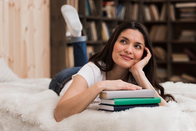 Portret van smileyvrouw bij de bibliotheek