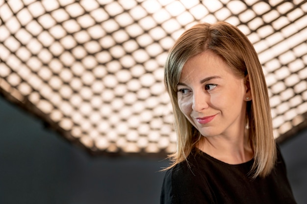 Portret van smileyvrouw in een studio