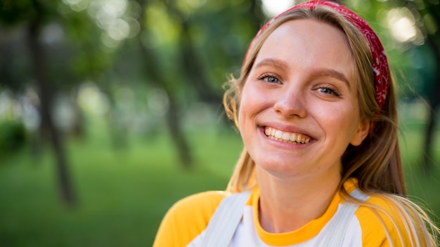 Portret van smileyvrouw in openlucht