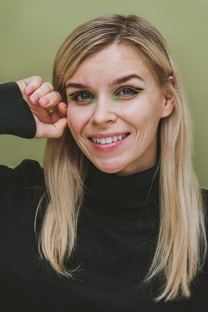 Gratis foto portret van smileyvrouw met samenstelling