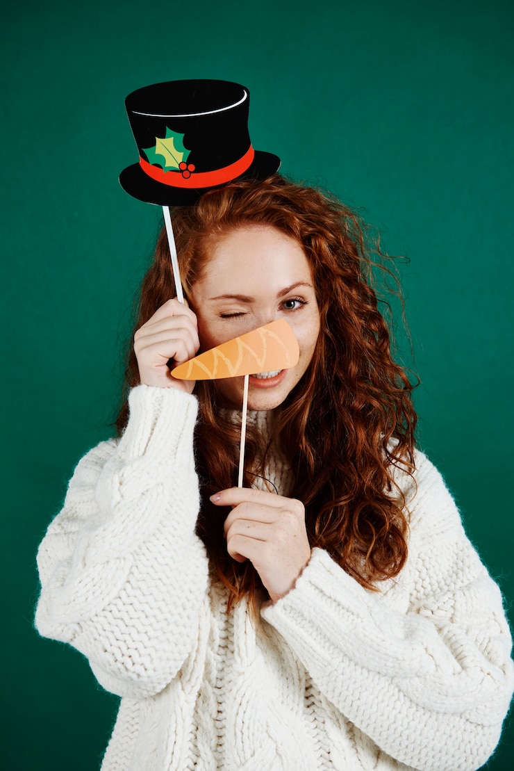 Gratis Foto portret van speels meisje met kerstmismasker