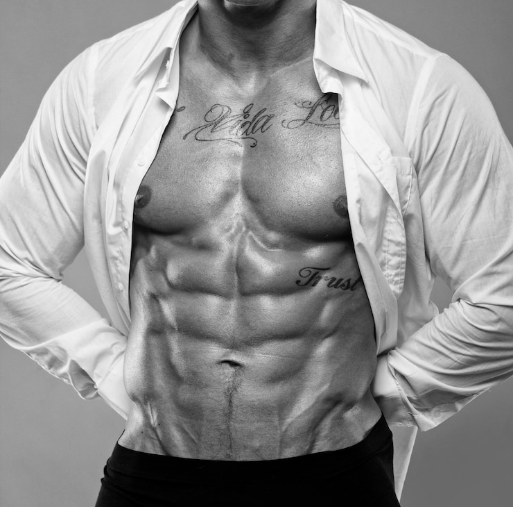 Gratis Foto portret van spier man torso op grijze achtergrond