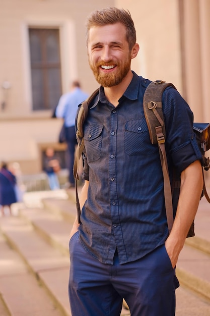 Gratis foto portret van stedelijke bebaarde reiziger man in een stad.