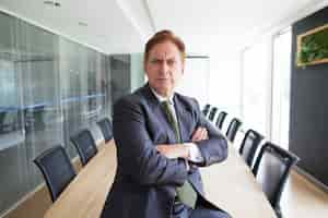 Gratis foto portret van stern senior zakenman in boardroom