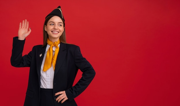 Gratis foto portret van stewardess zwaaien