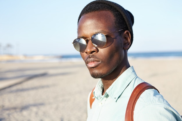 Portret van stijlvolle Afro-Amerikaanse man