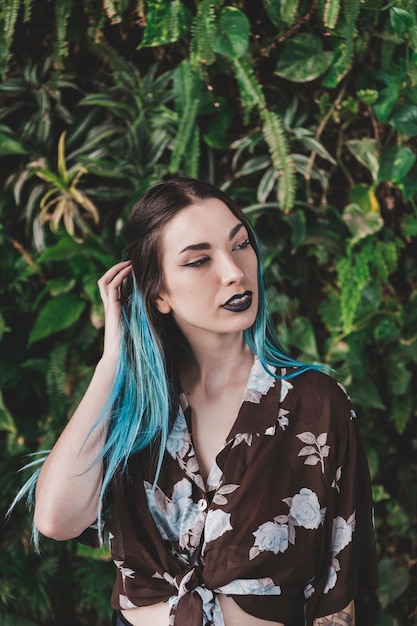 Portret van stijlvolle jonge vrouw met gotische stijl make-up