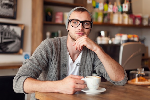 Portret van stijlvolle man in café