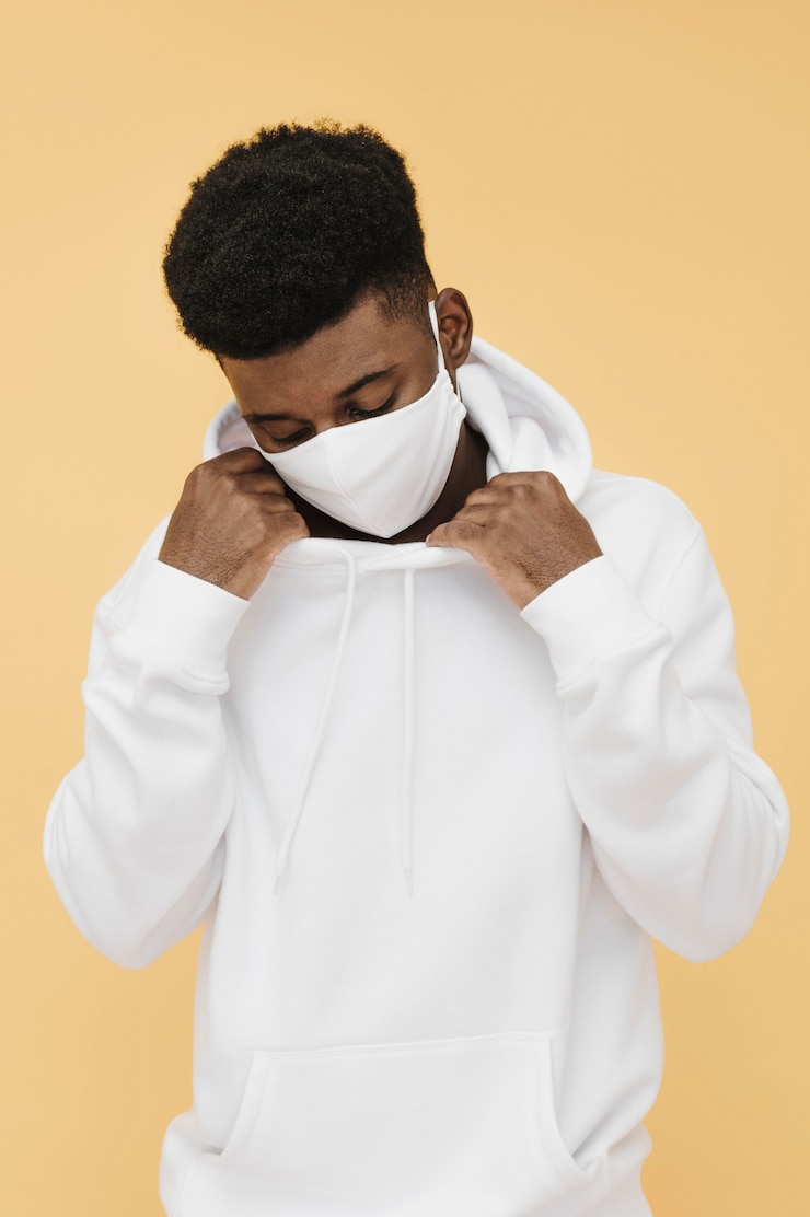 Gratis Foto portret van stijlvolle man met gezichtsmasker