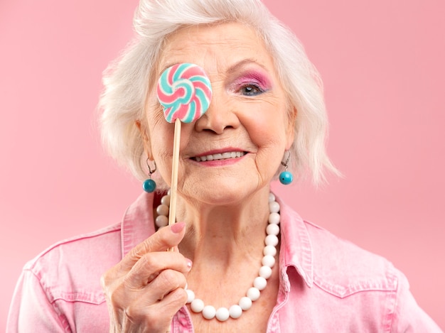 Portret van stijlvolle senior vrouw in roze