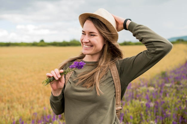 Gratis foto portret van stijlvolle vrouw met hoed genieten van reis