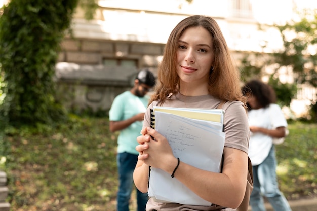 Portret van studente voor haar vrienden mate