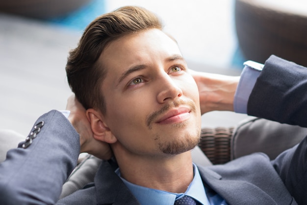 Portret van succesvolle knappe jonge zakenman