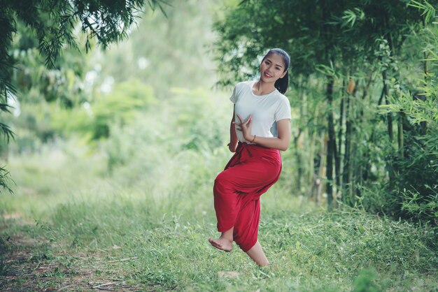 Portret van Thaise jonge dame in Thailand dat van de Kunstcultuur, Thailand danst