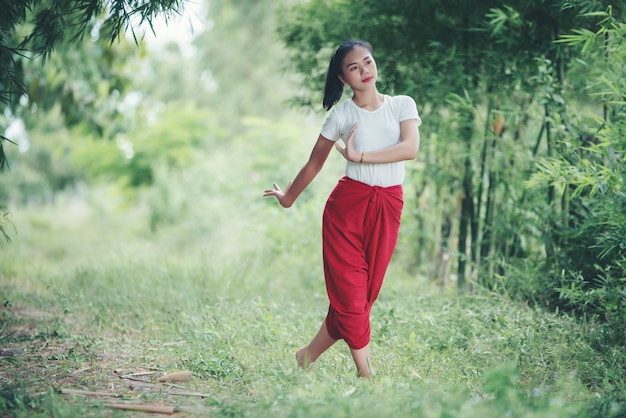 Portret van Thaise jonge dame in Thailand dat van de Kunstcultuur, Thailand danst