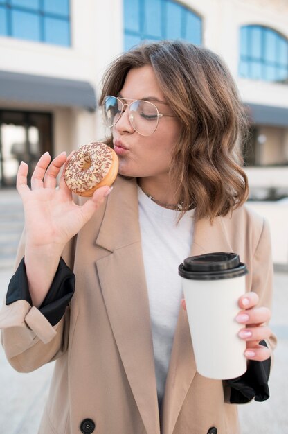 Portret van tiener die een doughnut eet