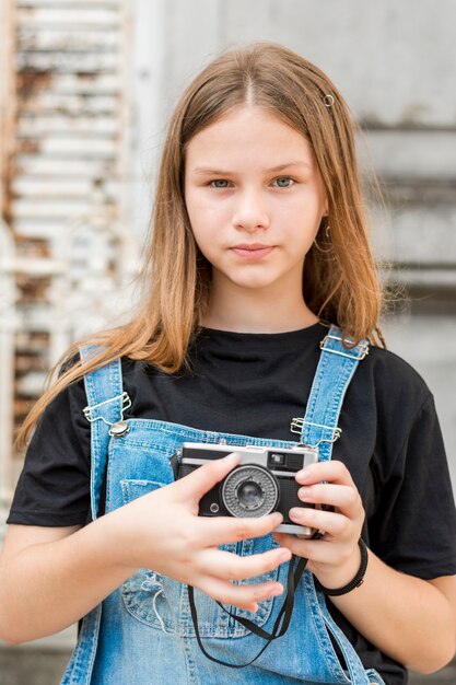 Portret van tiener mooi meisje die retro camera