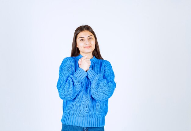 Portret van tienermeisje in blauwe sweater die zich op wit bevinden.