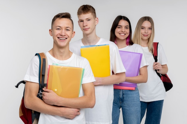 Portret van tienervrienden als coole groep