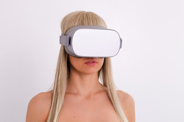 Portret van topless vrouw in virtual reality-bril, studio-opname, wit.