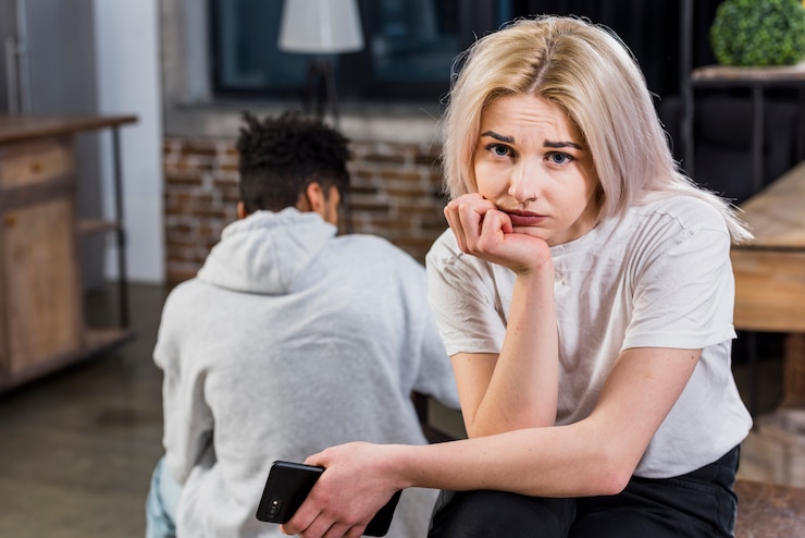 Gratis Foto portret van trieste jonge vrouw hebben conflict met zijn vriendje