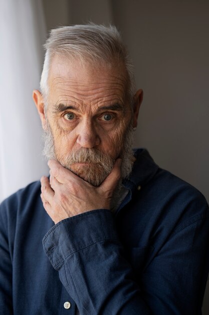 Portret van trieste oudere man thuis