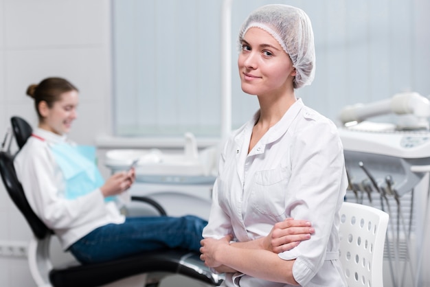 Portret van trotse tandarts bij de kliniek