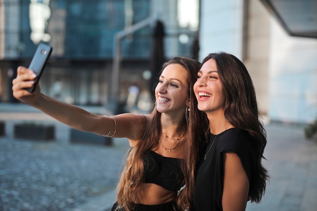 portret van twee jonge meisjes terwijl ze een selfie maken