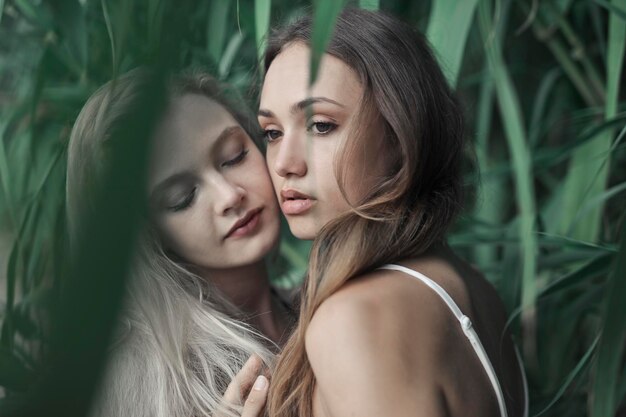 portret van twee jonge vrouwen onder een boom
