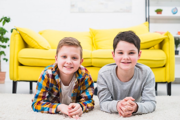 Portret van twee jongens thuis