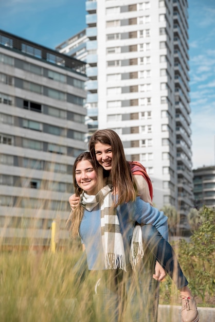 Portret van twee meisjes in stedelijke omgeving met plezier