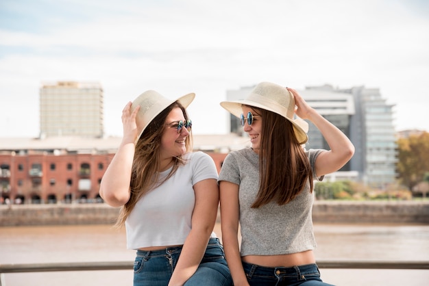 Gratis foto portret van twee meisjes in stedelijke omgeving met plezier