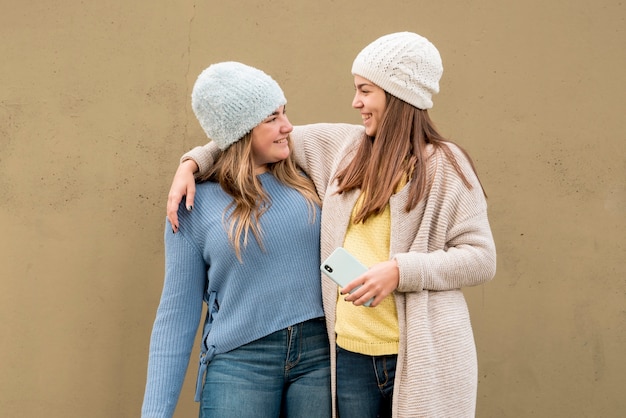 Gratis foto portret van twee meisjes voor een muur