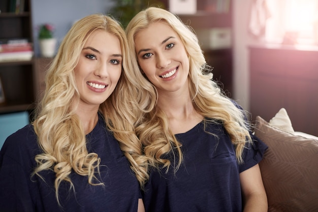 Portret van twee mooie blonde zusters