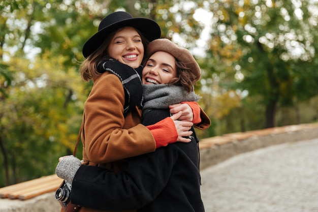 Portret van twee mooie meisjes gekleed in herfst kleding