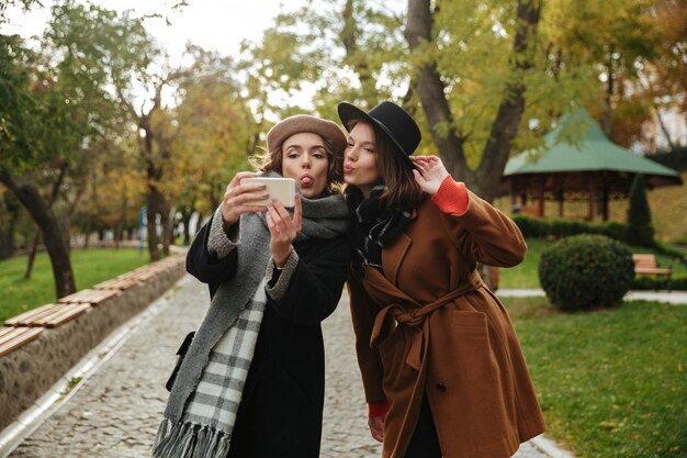 Portret van twee mooie meisjes gekleed in herfst kleding