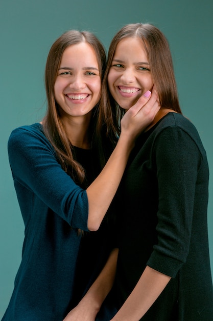 Portret van twee prachtige tweeling jonge vrouwen