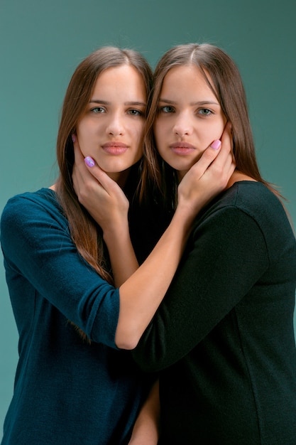 Portret van twee prachtige tweeling jonge vrouwen